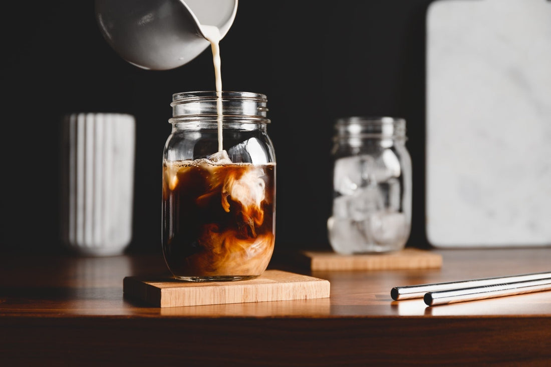 Erfrischender Eis-Latte Macchiato Kaffee; Rezept für heiße Tage