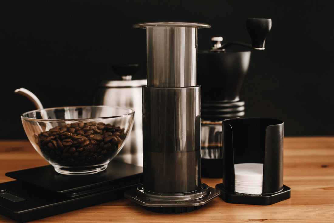 Pour Over vs. AeroPress: Welche Methode passt zu Ihnen? Ein Überblick über die AeroPress im Vergleich zur Pour-Over-Methode, ihre Vor- und Nachteile.