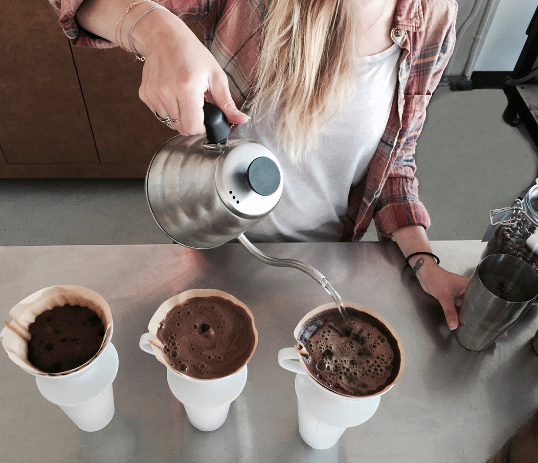 Pour Over vs. andere Methoden: Wie sich die verschiedenen Brühmethoden auf den Geschmack und die Extraktion des Kaffees auswirken.
