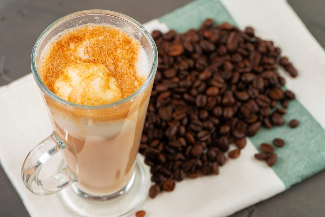 Affogato Espresso: Espresso mit einer Kugel Vanilleeis